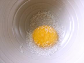 分离鸡蛋，蛋白打至干净容器，蛋黄加5克砂糖