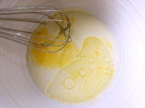 加入牛奶跟玉米油搅拌均匀