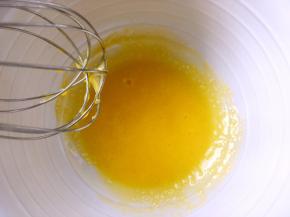 用蛋抽搅打均匀