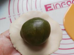 放入40克绿茶桃山皮馅