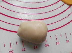 搓成一头大一头小的锥子形小面团