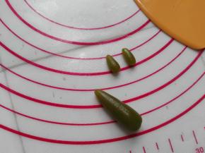 同样将绿茶小面团做成水滴状小面团（见图）