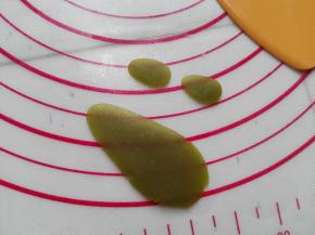 用手掌按扁（见图）