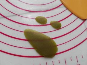 用手掌按扁（见图）
