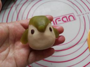 帮小企鹅按上小眼睛，看看有点神似了吧？