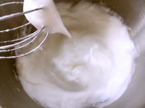 蛋白加几滴柠檬汁，分次加入剩下的砂糖打发至湿性偏干一点的发泡