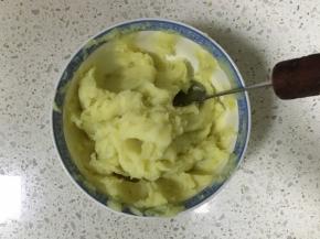 熟透的土豆碾成土豆泥，尽量碾到土豆泥很细