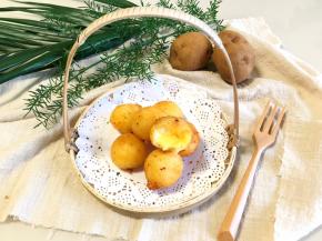 复炸好的土豆丸子沥油装盘