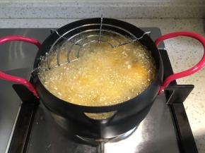 然后把火开大，再进行复炸一遍土豆丸子