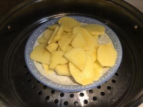 土豆去皮切片上锅蒸熟透