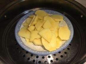 土豆去皮切片上锅蒸熟透