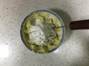 倒入玉米淀粉、适量黑胡椒碎、适量盐，搅拌均匀