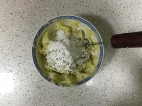 倒入玉米淀粉、适量黑胡椒碎、适量盐，搅拌均匀