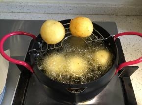 炸到土豆丸子外表成形，捞出沥油