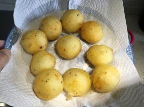 炸好第一遍的土豆丸子