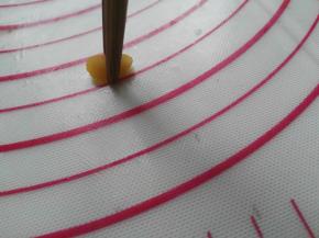 用筷子在中间夹一下，做成蝴蝶结的形状