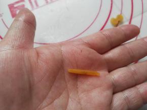 另取少量台式桃山皮搓成细绳（见图）