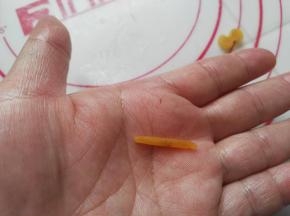 另取少量台式桃山皮搓成细绳（见图）