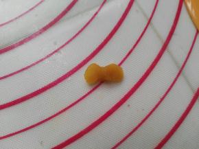 将细绳绕在蝴蝶结中间，漂亮的蝴蝶结就做好了