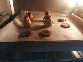 放入预热的烤箱，160度，中下层，12分钟左右