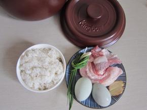 准备好砂锅、米饭、猪肉、皮蛋、葱、姜。
