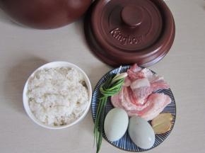 准备好砂锅、米饭、猪肉、皮蛋、葱、姜。