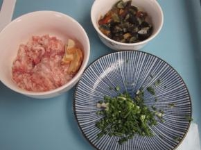 分别把皮蛋切块，葱切成葱花，肉剁成肉末