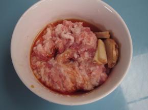 肉末中加入料酒、酱油、盐、姜腌制备用