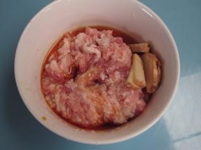 肉末中加入料酒、酱油、盐、姜腌制备用