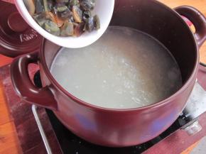 把皮蛋、肉末下入砂锅煮至粥再次沸腾