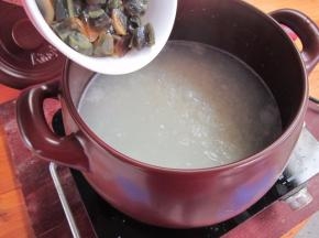 把皮蛋、肉末下入砂锅煮至粥再次沸腾