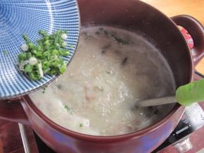 倒入葱花、和盐搅拌，关火即可