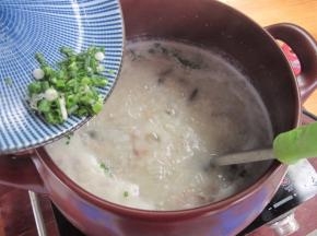 倒入葱花、和盐搅拌，关火即可