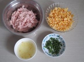 准备好所有材料（葱切成葱花，姜切碎倒入少许水泡成姜水）