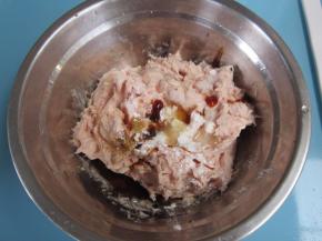 肉末中加入酱油、料酒、十三香、盐顺着一个方向搅打上劲。