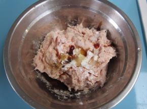 肉末中加入酱油、料酒、十三香、盐顺着一个方向搅打上劲。