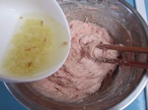 倒入姜水，边搅边倒搅拌至姜水完全吸收。