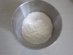 取500克面粉，加少许盐混合。