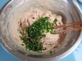 倒入葱花拌均匀。