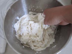 将清水倒入面粉中边倒边搅混合揉成稍硬点的面团醒20分钟（揉成比包子稍硬点的面团）