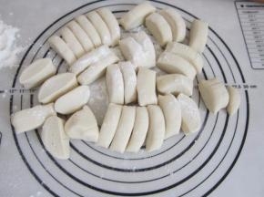 将醒好的面团分成等份小剂子。