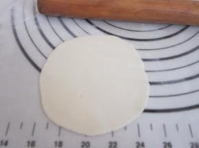 用擀面杖擀成厚薄均匀的面皮。