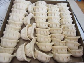 依次包好摆入盆中。