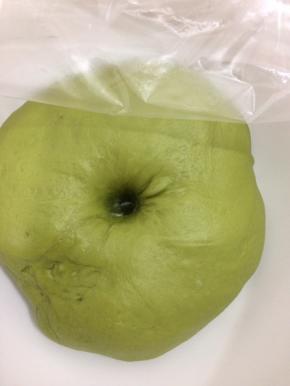 发酵好的面团，用手指戳个洞不回缩即可发酵好