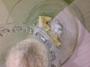 在将椰蓉倒入碗中