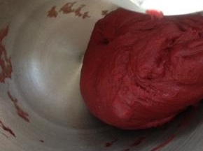 除黄油外的主料 放入厨师机低速搅打成团 如果室温高 可以用冰水或冷藏的鸡蛋