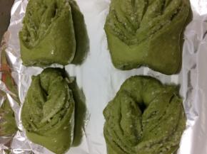 发酵好的面团在上面刷上鸡蛋液，放入提前预热好的烤箱中，170度中层20分钟左右