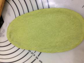 饧好的面团，擀成椭圆形