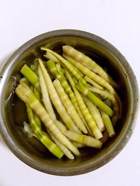 新鲜的竹笋扒皮，清洗干净，焯水后放在冷水中浸泡一晚上！中途多换几次水，去除竹笋里面的涩味儿！（我每年在竹笋大量上市的时候都会准备很多，处理好放冰箱冷冻保存！）