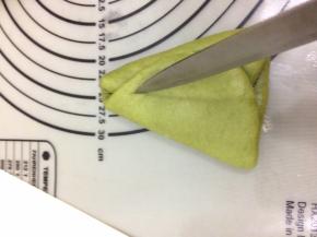 用刀划一下，两头不要划断